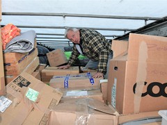 Hansjürg Hess am Beladen des Hilfsgüter-Lastwagens
